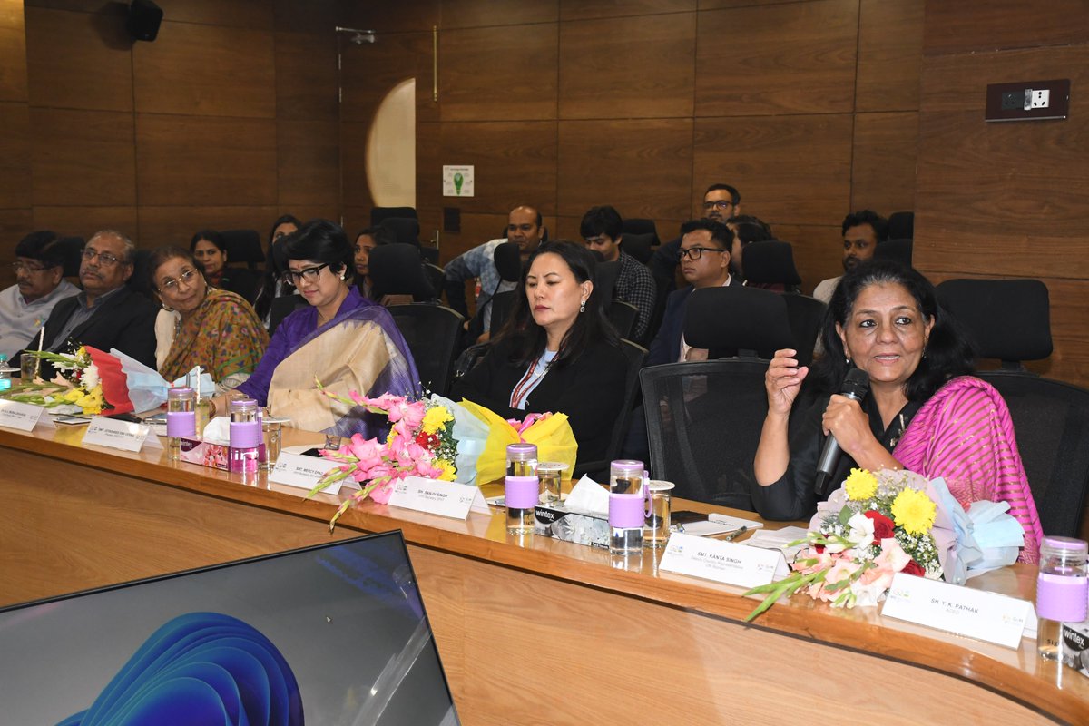 GeM_India's tweet photo. Government e Marketplace (GeM) commemorated #6YearsofSWAYATT by bringing together women entrepreneurs, industry stalwarts and dignitaries. Smt. Kanta Singh, Deputy Country Representative, UN Women, Smt. Mercy Epao, Joint Secretary, Ministry of MSME and Smt. Joyashree Das Verma, President, FICCI β FLO were invited as special guests. Representatives from associations like Laghu Udyog Bharati & PHD Chamber of Commerce & Industry were also present during the event.
Since its inception in 2019, #SWAYATTonGeM has been a catalyst in amplifying business opportunities for Startups, Women, and Youth. Through digital innovation and eTransactions, GeM gives unhindered access to scall-scale sellers, enabling them to sell directly to government buyers from anywhere at any time. By fostering innovation and equitable participation, SWAYATT has reshaped the procurement landscape, making it more accessible and dynamic.
To mark this occasion, GeM also signed a Memorandum of Understanding (MoU) with the Federation of Indian Chambers of Commerce & Industry (FICCI) Ladies Organisation (FICCI-FLO) β an all-India forum representing over 9,500 women entrepreneurs. By means of this partnership, GeM intends to extend adequate means of training, onboarding and linkages to empower local businesses, create inclusive economic growth, enhance competition and boost value addition in public spending.
At the time of the launch of SWAYATT, only about 6300 women-led enterprises and almost 3400 startups were onboarded on GeM. Today, more than 29,000 Startups and 1.77 Lakh Udyam-verified women entrepreneurs trust GeM to scale their business in public procurement!
@DoC_GoI @minmsme @lubindia @phdchamber @ficci_india @FICCIFLO @unwomenindia @CimGOI @mygovindia @PIB_India @startupindia
#GeMIndia #6YearsofSWAYATT #GeMMoU #SWAYATTonGeM