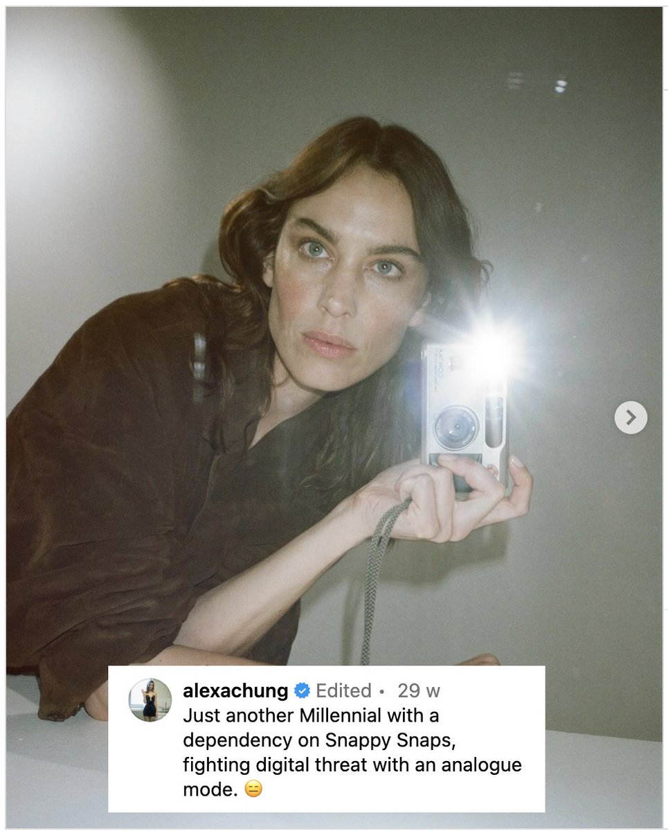 From top photographers to major cultural icons, 35mm film photography is making a huge comeback! 🚀 Whether it’s celebs snapping on point-and-shoots, indie photographers embracing light leaks, or our icon Alexa Chung flaunting her love of analogue: