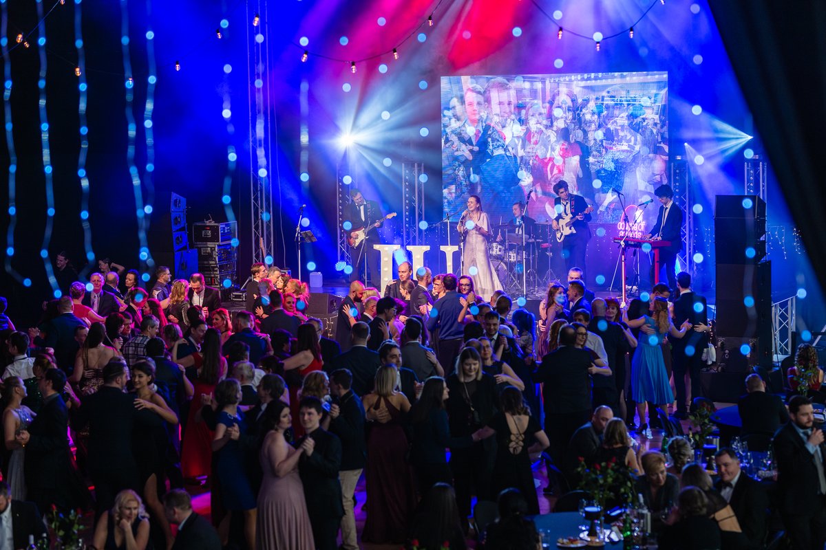 Vážení a milí plesující! Chtěli bychom vám srdečně poděkovat za skvělou účast a taneční atmosféru, kterou jste vytvořili v pátek večer a následně v noci až téměř do rozbřesku. Byli jste báječní! Tančili jste od první skladby univerzitního reprezentačního plesu a DJ Saxo Francis