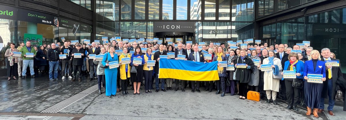 EU Delegation Vienna 🇪🇺 (@euunvie) on Twitter photo EU Ambassadors & over 100 Ambassadors & diplomats from various Missions joined <a href="/CHallergard/">EU Ambassador Carl Hallergard 🇪🇺🇺🇳</a> & <a href="/RasaOstrauskai2/">Rasa Ostrauskaite</a> & missions of <a href="/AusAmbVIE/">Ian Biggs</a>, <a href="/NorwayinVienna/">NorwayinVienna</a>, <a href="/NZinVienna/">New Zealand Embassy Vienna</a> to observe a minute of silence to honour victims of Russian war of aggression against #Ukraine
#StandWithUkraine️ EU Ambassadors & over 100 Ambassadors & diplomats from various Missions joined <a href="/CHallergard/">EU Ambassador Carl Hallergard 🇪🇺🇺🇳</a> & <a href="/RasaOstrauskai2/">Rasa Ostrauskaite</a> & missions of <a href="/AusAmbVIE/">Ian Biggs</a>, <a href="/NorwayinVienna/">NorwayinVienna</a>, <a href="/NZinVienna/">New Zealand Embassy Vienna</a> to observe a minute of silence to honour victims of Russian war of aggression against #Ukraine
#StandWithUkraine️
