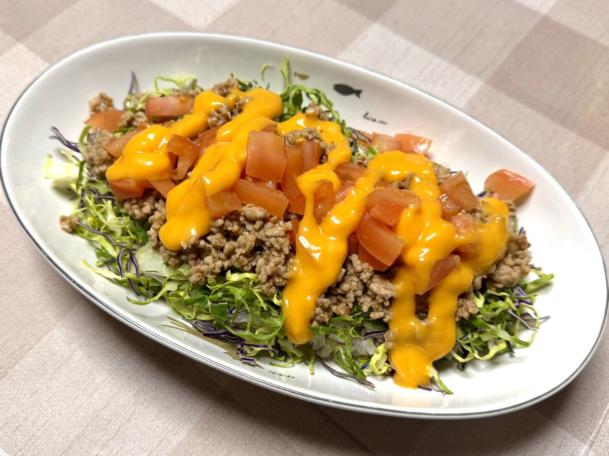 旅先料理の再現チャレンジ🍳
本日はタコライス♪
タコスミートもしっかりスパイシーに🥵🌮
チーズソースが濃厚で美味しく出来ました✨