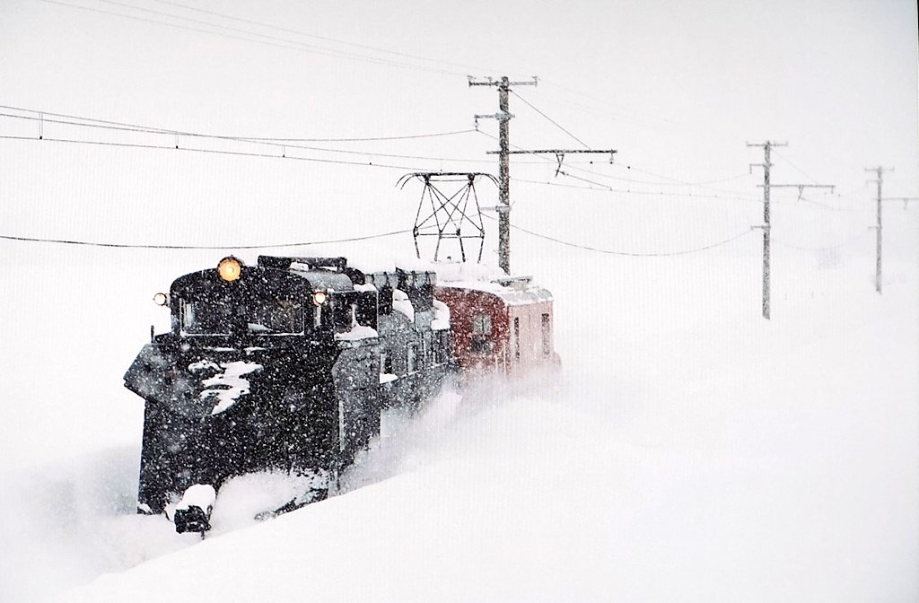 rkNS47_12200's tweet photo. 翌日には弘南鉄道でもラッセル車を貸し切るとのことで、こちらも参加してきました。目まぐるしく変わる天気のなか、雪カットも晴れカットも贅沢に頂けました。「ｷ100かっこよすぎるだろ…」。今も活躍し続ける古株の勇姿に終始圧倒されました。弘南鉄道の皆様も、どうもありがとうございました。 https://t.co/KC7kSwTavf