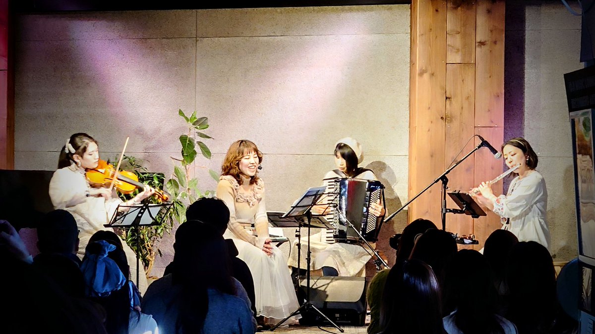 ryota_kashima's tweet image. 相変わらずめちゃくちゃ素敵な演奏をするクセにお喋りが達者な2人のミュージシャン(笑)と、寡黙に微笑む大昔からの知り合い藤野さん🎼
そしておかえりなさい！な萌花ちゃんとの時間はとても心地良いものでした✨