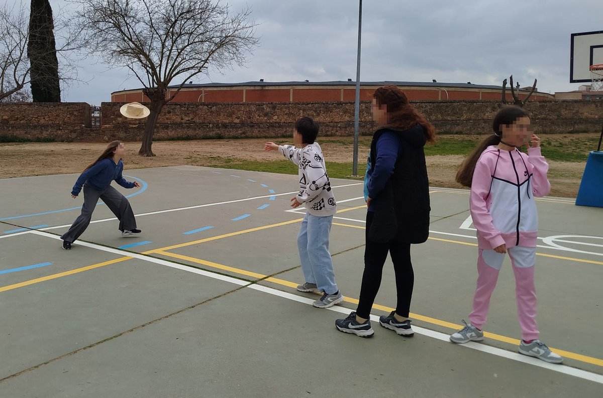 ATMOS_UEx's tweet photo. El grupo ATMOS organiza una Gymkhana UV en el CEIP Lope de Vega de Badajoz, dentro de las actividades del Día de la Mujer y la Niña en la Ciencia @UExDivulga @Ciencias_Uex. Divulgando sobre la radiación ultravioleta, sus peligros y medidas de protección. https://t.co/vQ5ABuvLeD
