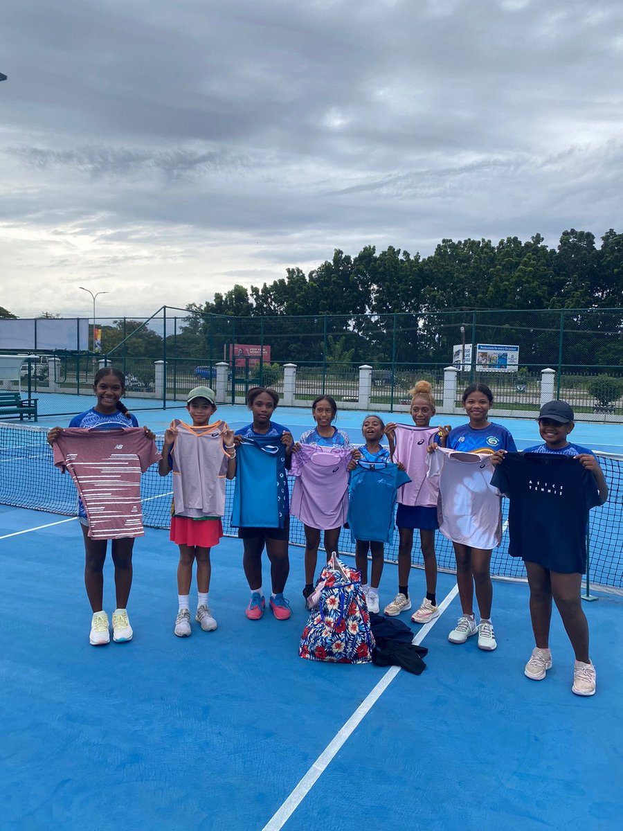 Smiley faces in Solomon Islands😃🇸🇧
The girls received 👚 donated by 
Rebeka Masárová🇨🇭
#tennis #tennisaidfriends #solomonislands🇸🇧 #tennisnomatterwhere