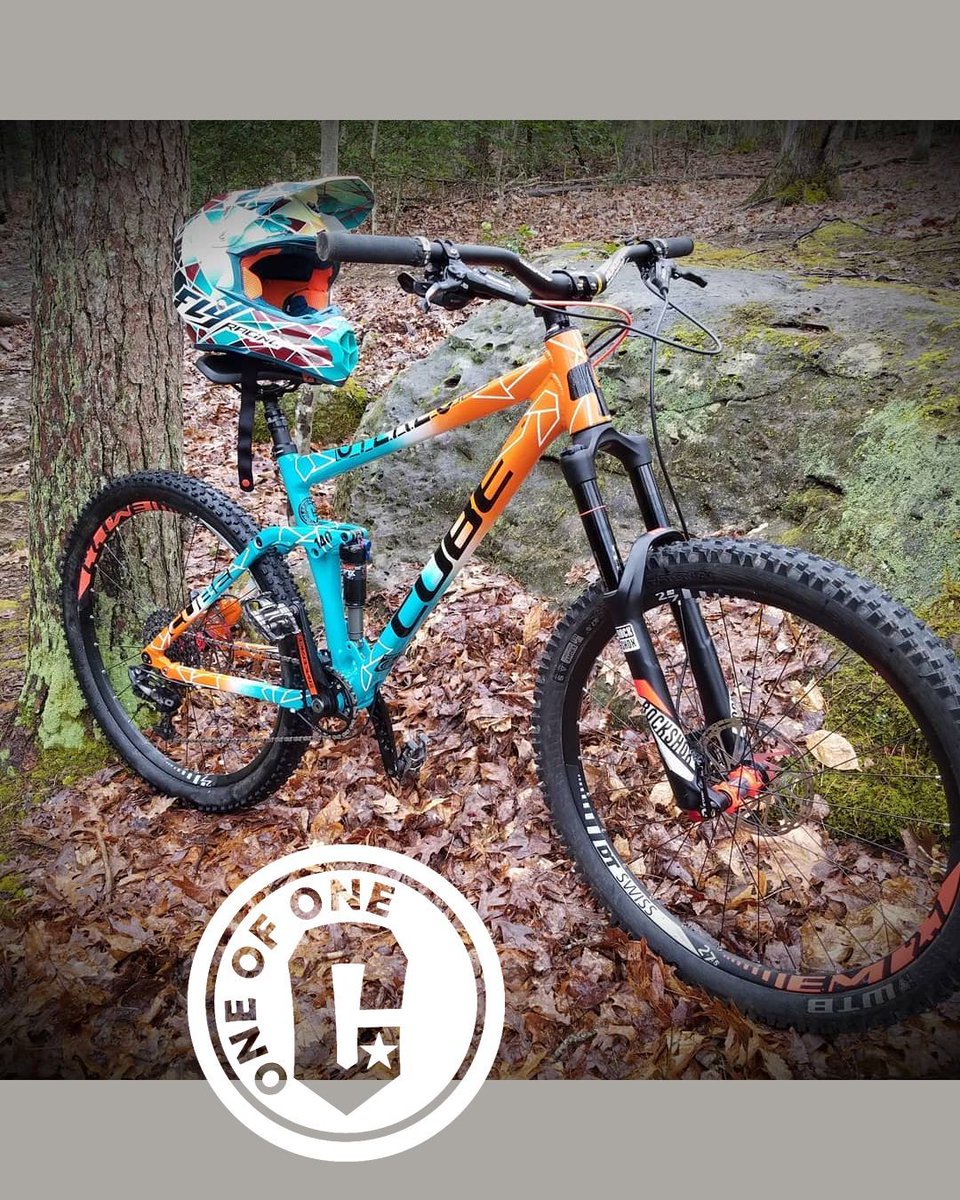 CapitolBicycles's tweet image. Inspired by his iconic helmet, Josh’s Cube Stereo MTB with a custom Capital paint job boasts an eye-catching orange-to-white-to-blue fade with sleek black branding. 🧡⚪💙 This One of One design is built for the trails and styled for adventure! 🚵‍♂️🔥 #CapitolBicycles #CustomMTB