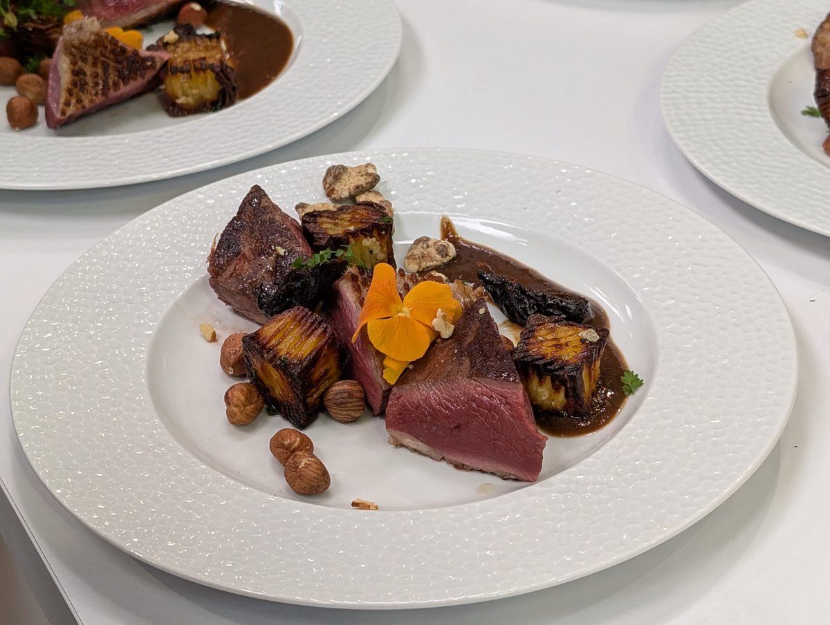 #MSATVauSIA | Pour finir sur une note gourmande, notre chef Alex a préparé un plat réconfort : magret de canard, sauce pruneaux, noix torréfiées et pomme de terre à la salardaise 😋😋. Une délicieuse recette pour mettre la région de Dordogne à l’honneur… 
#SIA2025