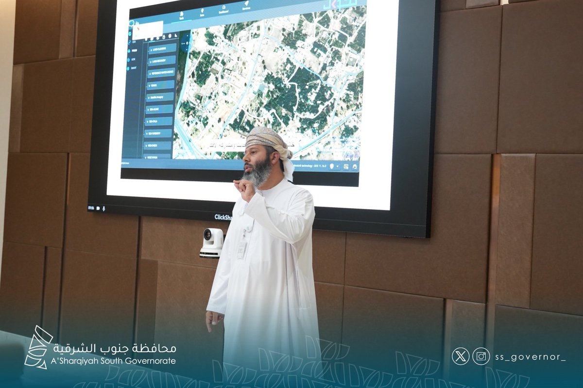 يواصل اللقاء الدوري الثالث للمحافظين أعماله في #محافظة_جنوب_الشرقية ، حيث عُقد اجتماع لمناقشة المشاريع التنموية قيد التنفيذ بدعم من الشركة العُمانية الهندية للسماد (أوميفكو)، واستعراض الخطة الاستراتيجية للتحول الرقمي في محافظة جنوب الشرقية، وسبل تعزيز التنافسية الاقتصادية بين