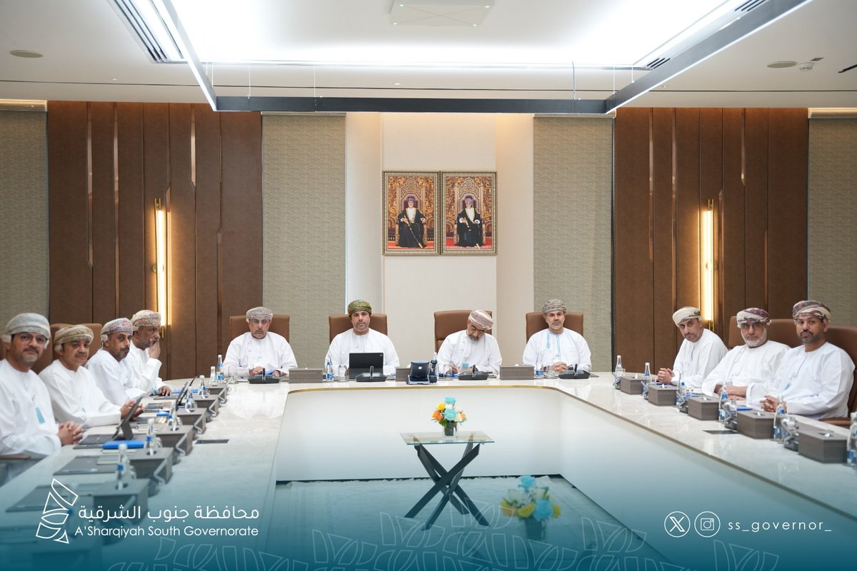 ss_governor_'s tweet photo. يواصل اللقاء الدوري الثالث للمحافظين أعماله في #محافظة_جنوب_الشرقية ، حيث عُقد اجتماع لمناقشة المشاريع التنموية قيد التنفيذ بدعم من الشركة العُمانية الهندية للسماد (أوميفكو)، واستعراض الخطة الاستراتيجية للتحول الرقمي في محافظة جنوب الشرقية، وسبل تعزيز التنافسية الاقتصادية بين المحافظات، وذلك في إطار تحقيق مستهدفات رؤية عُمان 2040 للتنمية المستدامة والمتوازنة. 

جرى خلال الاجتماع تقديم مشروع التحول الرقمي لخدمات البلدية، الذي تنفّذه محافظة مسقط، بهدف تحسين جودة الخدمات ورفع كفاءتها من خلال تطوير البنية التحتية الرقمية، إضافةً إلى مناقشة مشروع مواءمة رسوم بلدية مسقط مع باقي البلديات لضمان تحقيق تكامل مالي وإداري أكثر كفاءة. كما تم عرض ورقة عمل بعنوان "تنمية المحافظات بين الواقع والطموح"، تناولت التحديات التنموية والفرص المتاحة وآليات تحقيق التنمية المستدامة، قدّمها فريق أولوية تنمية المحافظات والمدن المستدامة بوحدة متابعة تنفيذ رؤية عُمان 2040. 

كما استعرضت محافظة شمال الباطنة جهودها في تحسين بيئة الاستثمار، بينما ركّزت ورقة عمل أخرى على آليات التخطيط والتقييم ومتابعة الأداء لتعزيز كفاءة المشاريع وضمان تكامل الأدوار بين الجهات المعنية لتحقيق أهداف التنمية الشاملة، قدّمها ممثلو الفريق المركزي لمشروع المنظومة الوطنية للتخطيط والتقييم ومتابعة الأداء. 

تخلّل الاجتماع نقاش معمّق حول تطوير بيئة الاستثمار، وتعظيم الاستفادة من الموارد المحلية، وضمان استدامة المشاريع التنموية، حيث تبادل المحافظون الرؤى والخبرات في إطار تعزيز التعاون المشترك بين المحافظات، بما يسهم في دفع عجلة التنمية الاقتصادية والاجتماعية وفق نهج متكامل ومستدام. 

أكد المشاركون أهمية هذه الاجتماعات الدورية في تعزيز التكامل بين المحافظات، وتنسيق الجهود لتحقيق أهداف التنمية الوطنية وفق رؤية عُمان 2040، عبر استراتيجيات متكاملة تضمن استدامة المشاريع وتعزيز الاقتصاد المحلي.
