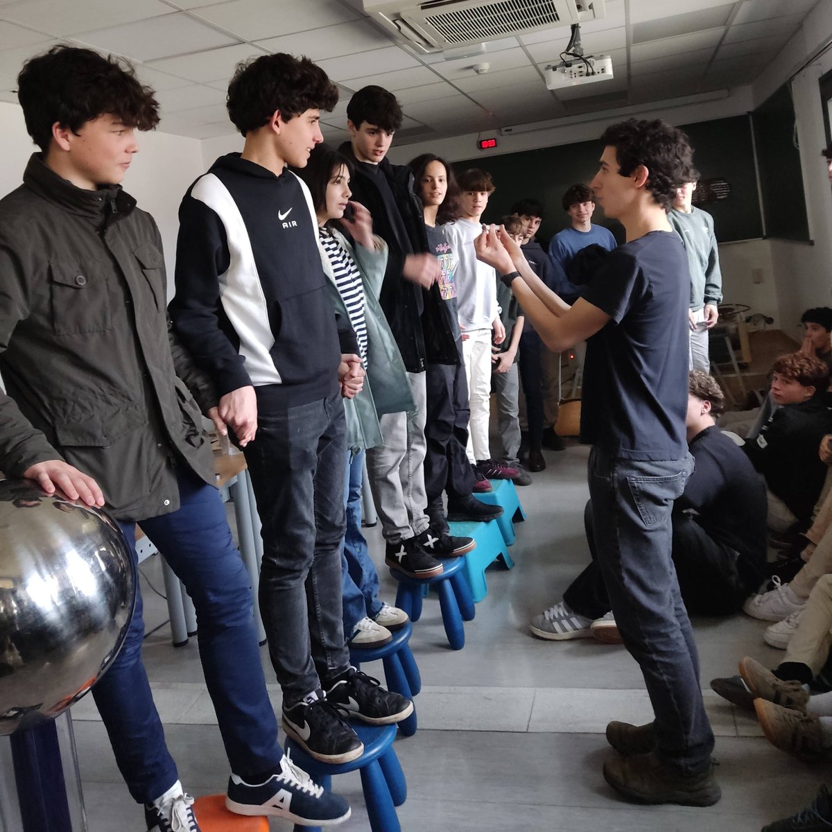 🌟🔬 Una mañana de ciencia en el Campus Miguel Delibes: nuestros alumnos de 4º ESO exploraron la física con experimentos electrizantes, fuego en las manos y luces que encendían sin cables. Gracias a @physics_league🎓🔭 
elpilarvalladolid.es/noticias/secun…