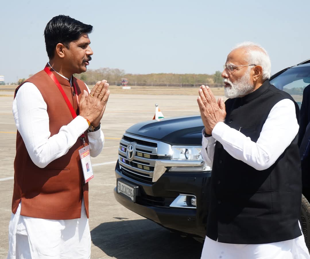 ranup905's tweet photo. गुरुग्राम हकीमाबाद के बड़े भैया योगेश जी परमार द्वारा राजा भोज की नगरी भोपाल में आज आदरणीय प्रधानमंत्री श्री नरेंद्र मोदी जी का दूसरी बार राजा भोज विमानतल पर प्रस्थान के समय अभिनंदन किया।
 #ModiInGISMP #GISMP2025 #BhopalGIS #InvestInMP #MPGIS2025 #GIS2025 #GISBhopal https://t.co/z9EzyzX6yb