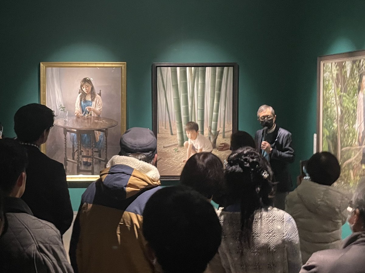 ryo_shiotani's tweet image. 京都駅ビル内《美術館「えき」KYOTO》で「鶴の来る町ミュージアムコレクション 写実絵画の世界」が始まりました。
私の作品は、昨年公開制作した100号含め、数点出品されています。
画像は監修の立島さんが解説してくださっている様子。
3月30日まで開催しています。