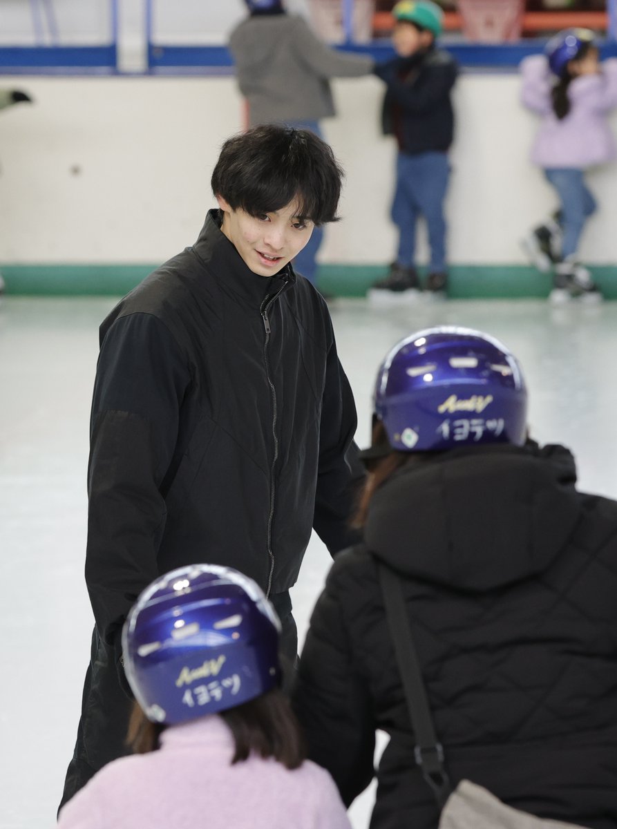 ehime_sports's tweet image. フィギュアスケートの島田高志郎選手（松山市出身）が松山市内であった氷上スポーツ体験会⛸️にサプライズで登場しました‼️
インタビュー記事は25日の愛媛新聞朝刊で！
#フィギュア
#スケート
#島田高志郎