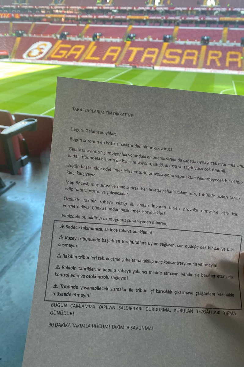 Galatasaray yönetimi, stadyumda bilgilendirme kağıtlarıyla taraftarların sadece maça odaklanmasını istiyor. (Ferhat Kızıltaş)