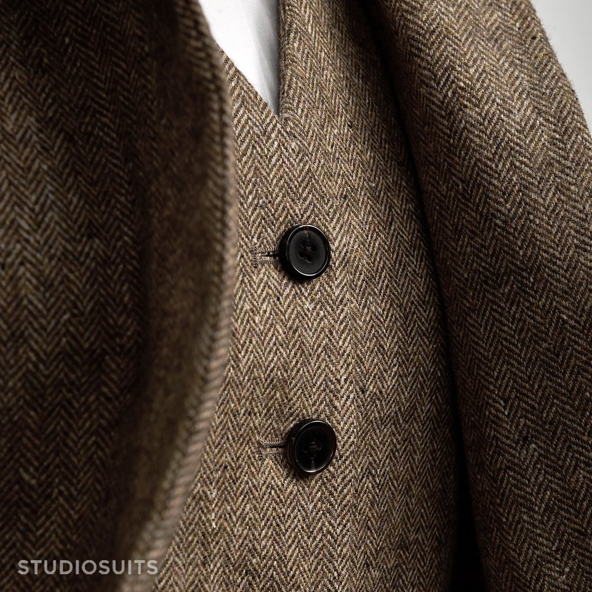 StudioSuits's tweet image. Customer Order Spotlight!
Suit commissioned by our Client from Massachusetts.
Channel timeless elegance with a twist - embrace Celtic chic in our Women's Irish Brown Herringbone Tweed Suit. 
Shop for this style here👉t.ly/vvT_1
#studiosuits #usa #tweed #womens #suit