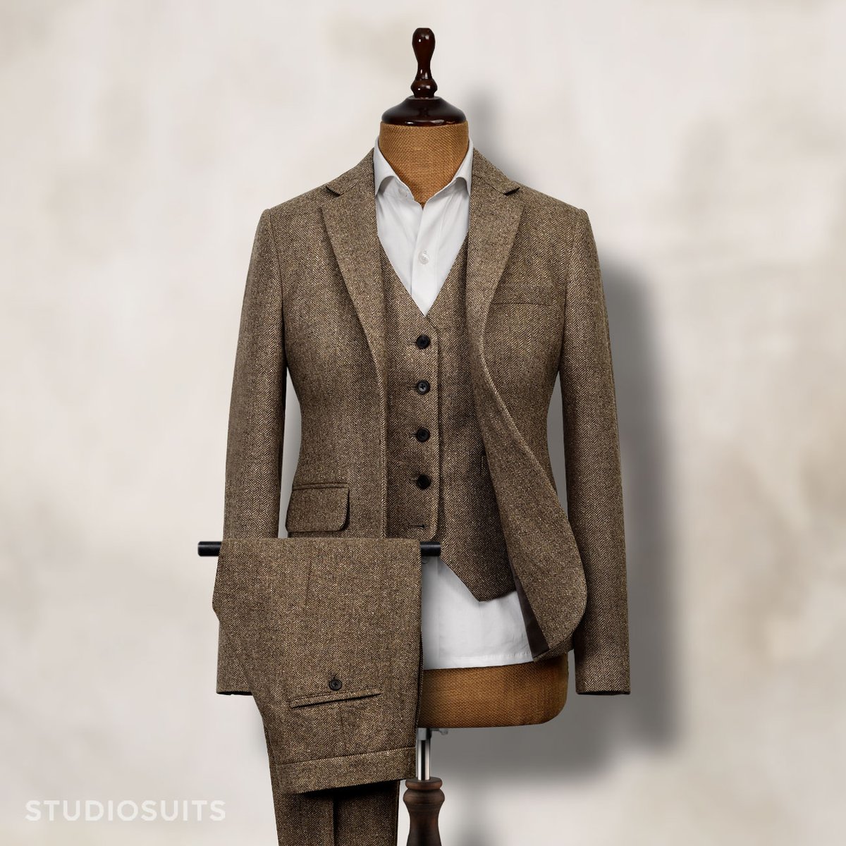 StudioSuits's tweet image. Customer Order Spotlight!
Suit commissioned by our Client from Massachusetts.
Channel timeless elegance with a twist - embrace Celtic chic in our Women's Irish Brown Herringbone Tweed Suit. 
Shop for this style here👉t.ly/vvT_1
#studiosuits #usa #tweed #womens #suit