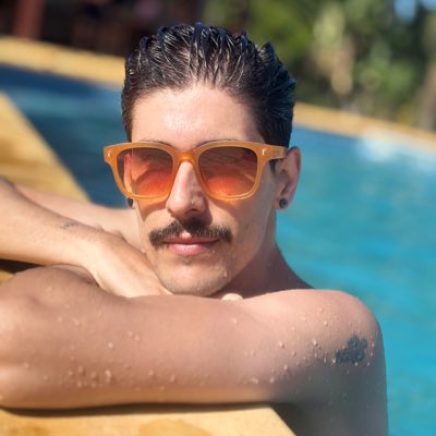 leode_leandro's tweet image. Tenham namorados que tirem fotos suas bem bonitas meninas!
#NovaFotoDePerfil