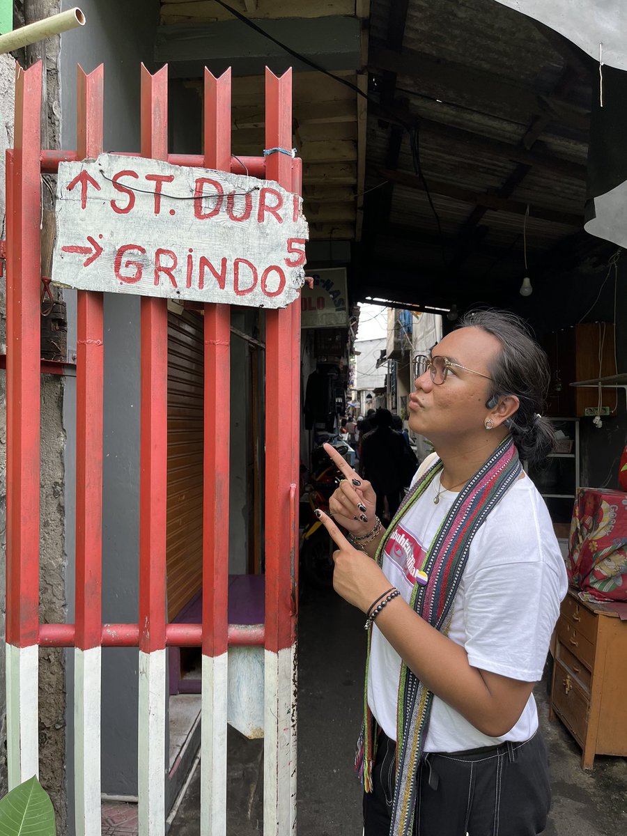 fuvuvava's tweet photo. @qlc_jakarta Kapalagi ada walking tour tapi bahas pengalaman personal Queer (khususnya Transpuan) plus sejarah Stasiun Duri serta Kp. Duri. 
Pic. 1: semoga menjadi Ambassador of GRINDO (GRINdr Indonesia)
2:  melihat kost2an under 500rb yg bahkan bisa dihuni 2 orang
… https://t.co/CzTsC5nxJ9