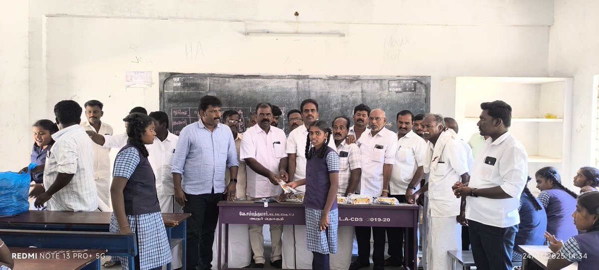 Chandran101976's tweet photo. தமிழநாடு முதலமைச்சர் தலைவர் @mkstalin அவர்களின் பிறந்த நாள் விழாவை முன்னிட்டு தர்மபுரி மேற்கு மாவட்ட கழகச் செயலாளர் @PPalaniappanDMK அவர்கள் ஏற்பாட்டில் அரசு பள்ளியில் பயிலும் மாணவ மாணவிகளுக்கு #Examkit வழங்கி பள்ளி சிறப்புரையாற்றினேன்
@Udhaystalin
#திராவிட_மாடல் https://t.co/zzmUuLHB1i