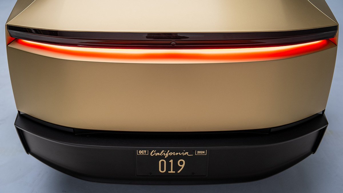 KristoKapten's tweet image. 🤯Hold up—has anyone else caught this? 👀 The Cybercab and the refreshed Model Y have tail-lights that are practically TWINS, and it’s flying under the radar! What’s your take? Am I the first to shine a light on this? 💡 #TeslaUncovered #Cybercab #ModelYRefresh #TailLightTwins