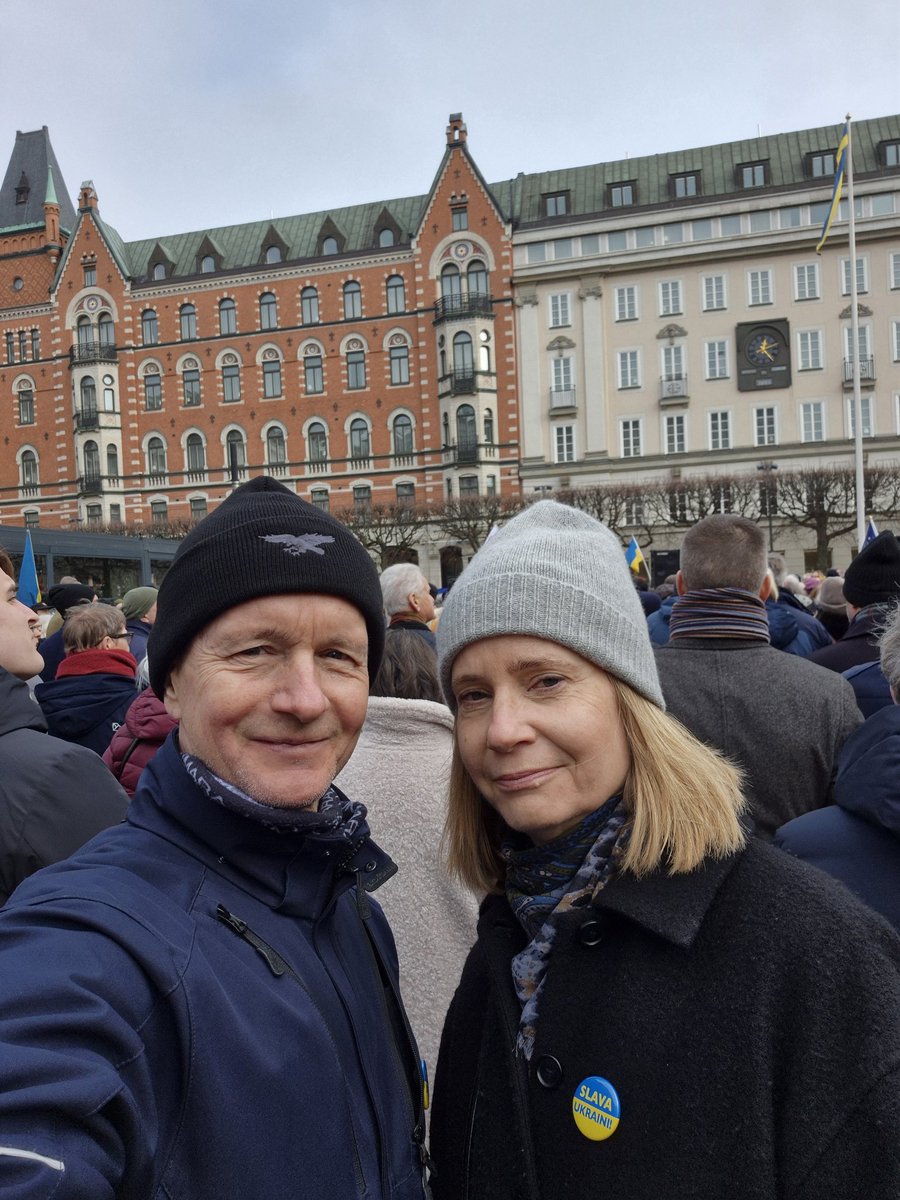 eperjon's tweet image. Idag, och alla andra dagar, supportar vi Ukraina. Måndagsrörelsen på Norrmalmstorg, där bl a 8 ambulanser stod uppställda för vidare transport till Ukraina.