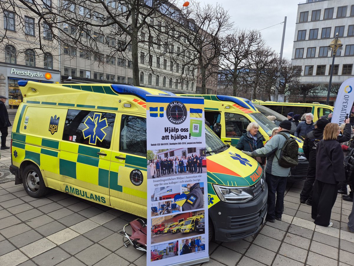 eperjon's tweet image. Idag, och alla andra dagar, supportar vi Ukraina. Måndagsrörelsen på Norrmalmstorg, där bl a 8 ambulanser stod uppställda för vidare transport till Ukraina.