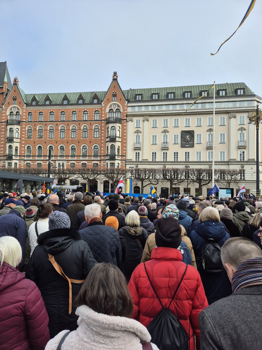eperjon's tweet image. Idag, och alla andra dagar, supportar vi Ukraina. Måndagsrörelsen på Norrmalmstorg, där bl a 8 ambulanser stod uppställda för vidare transport till Ukraina.
