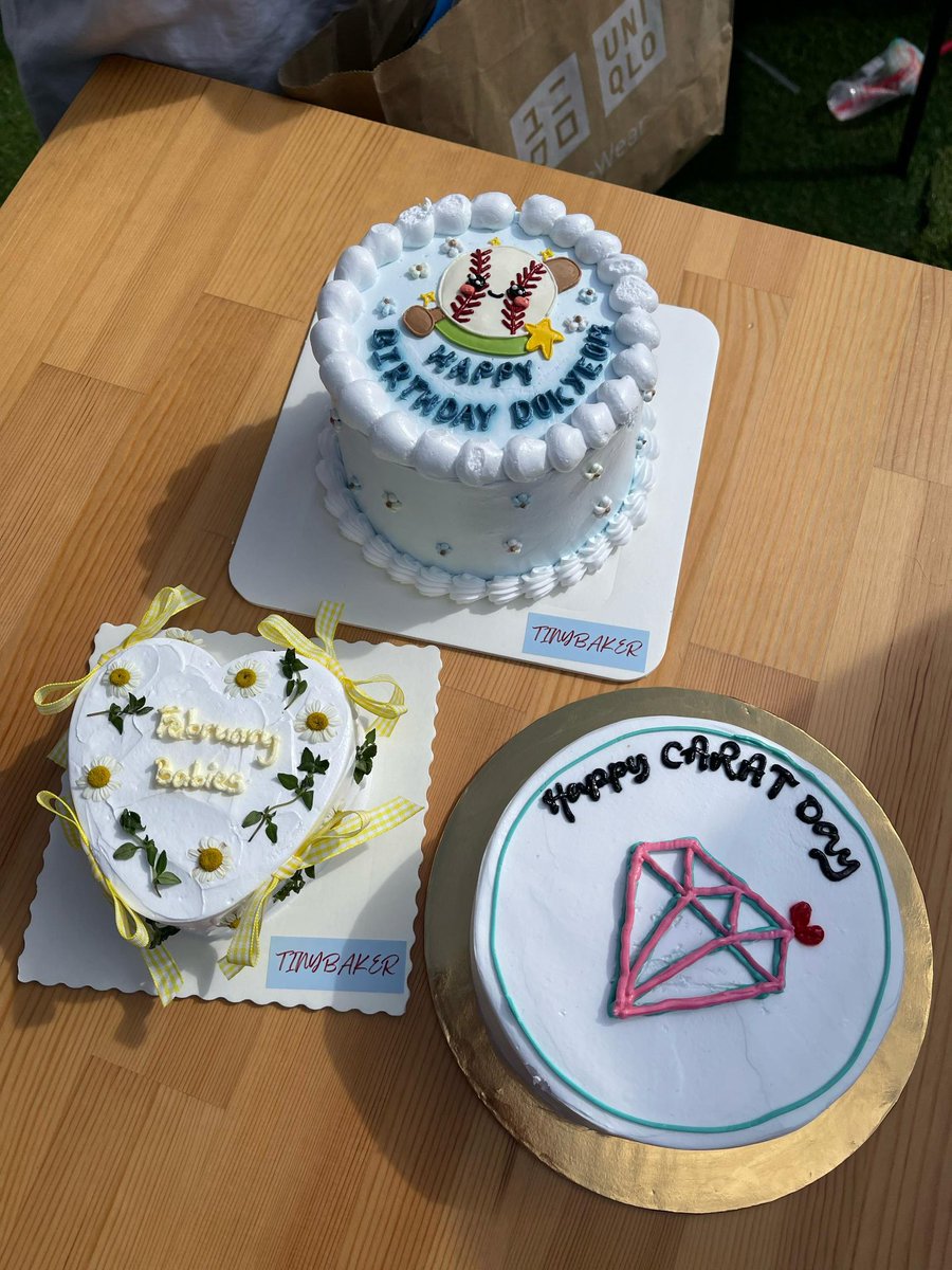 Also huge shoutout to tinybaker for such pretty cakes. Also to <a href="/unicalaxy/">✨️💐Akak Bunga kpop😇💐✨️</a> for the caratday cake we really appreciate everyone who was there to enjoy it with us ! Pls look forward to our future events. I apologize for all the bad things that happened on d-day, we will improve🩷🩷