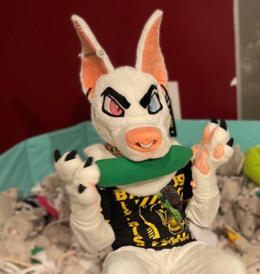 I made this account on this day in 2024 🎉 anyway reminder to eat ur greens

#fursuit | 🪡@LomonosovFur