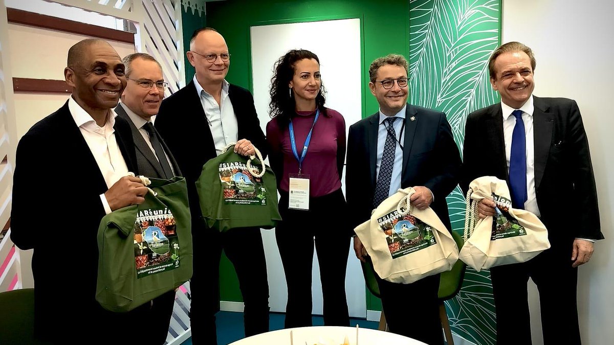 Jean-Claude Beaujour (@jc_beaujour) on Twitter photo Une journée au salon de l’agriculture pour échanger avec les acteurs locaux et valoriser les productions d’outre-mer au côté d'<a href="/EPhilippe_LH/">Edouard Philippe</a> Une journée au salon de l’agriculture pour échanger avec les acteurs locaux et valoriser les productions d’outre-mer au côté d'<a href="/EPhilippe_LH/">Edouard Philippe</a>