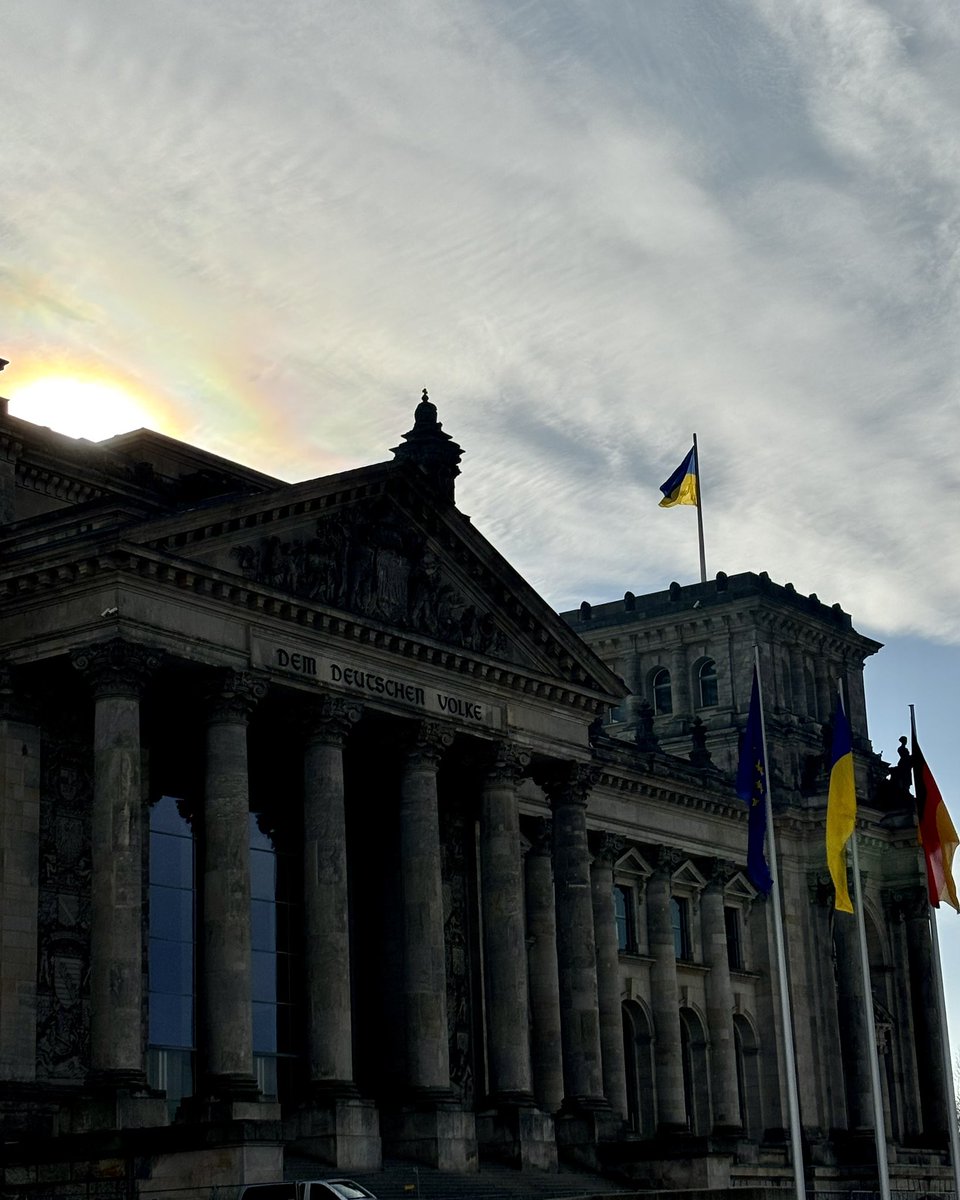 Ukrainische Botschaft (@ukrindeu) on Twitter photo Слава Україні!
Die Fahne der Ukraine weht heute über dem <a href="/Bundestag/">Deutscher Bundestag</a>. Danke, dass Deutschland weiterhin an unserer Seite steht. Слава Україні!
Die Fahne der Ukraine weht heute ĂĽber dem <a href="/Bundestag/">Deutscher Bundestag</a>. Danke, dass Deutschland weiterhin an unserer Seite steht.