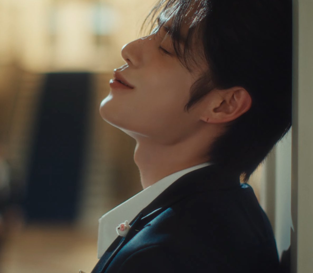 minamzist's tweet photo. rewatching blue mv and realised minamz have matching little cat pins on their suits and they have little bows 🐈‍⬛🐈🎀 https://t.co/i7nVQlaimQ