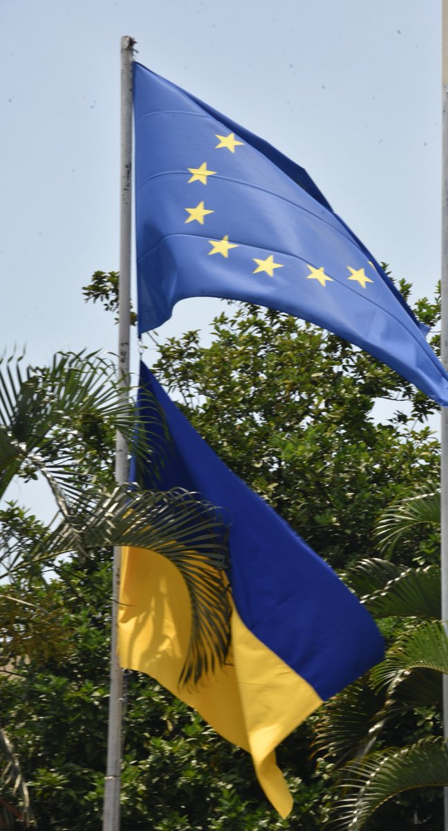 Aujourd'hui marque trois ans depuis l'invasion injustifiée de l'#Ukraine️ par la Russie. L'#UE se tient aux côtés de l'#Ukraine️, inébranlable dans la défense de sa souveraineté, de sa démocratie et d'une paix durable. 
#StandWithUkraine #24Feb2022
🇪🇺🇩🇪🇧🇪🇫🇷🇳🇱