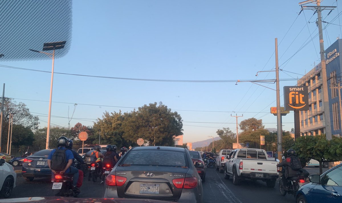 leydiuxES's tweet photo. Carretera de oro, el mismo caso todos los días, urgen gestores en zona de Paseo Venecia donde se origina todo el desastre por irrespeto a la incorporación de la carretera @VMTElSalvador https://t.co/2nRUocWA5h