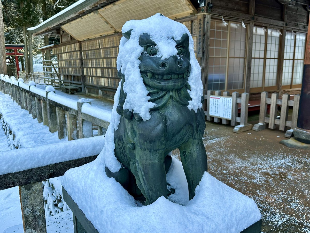 雪の狛犬』 楼門前の狛犬は、ご神宝で重要文化財の狛犬にならい、鎌倉