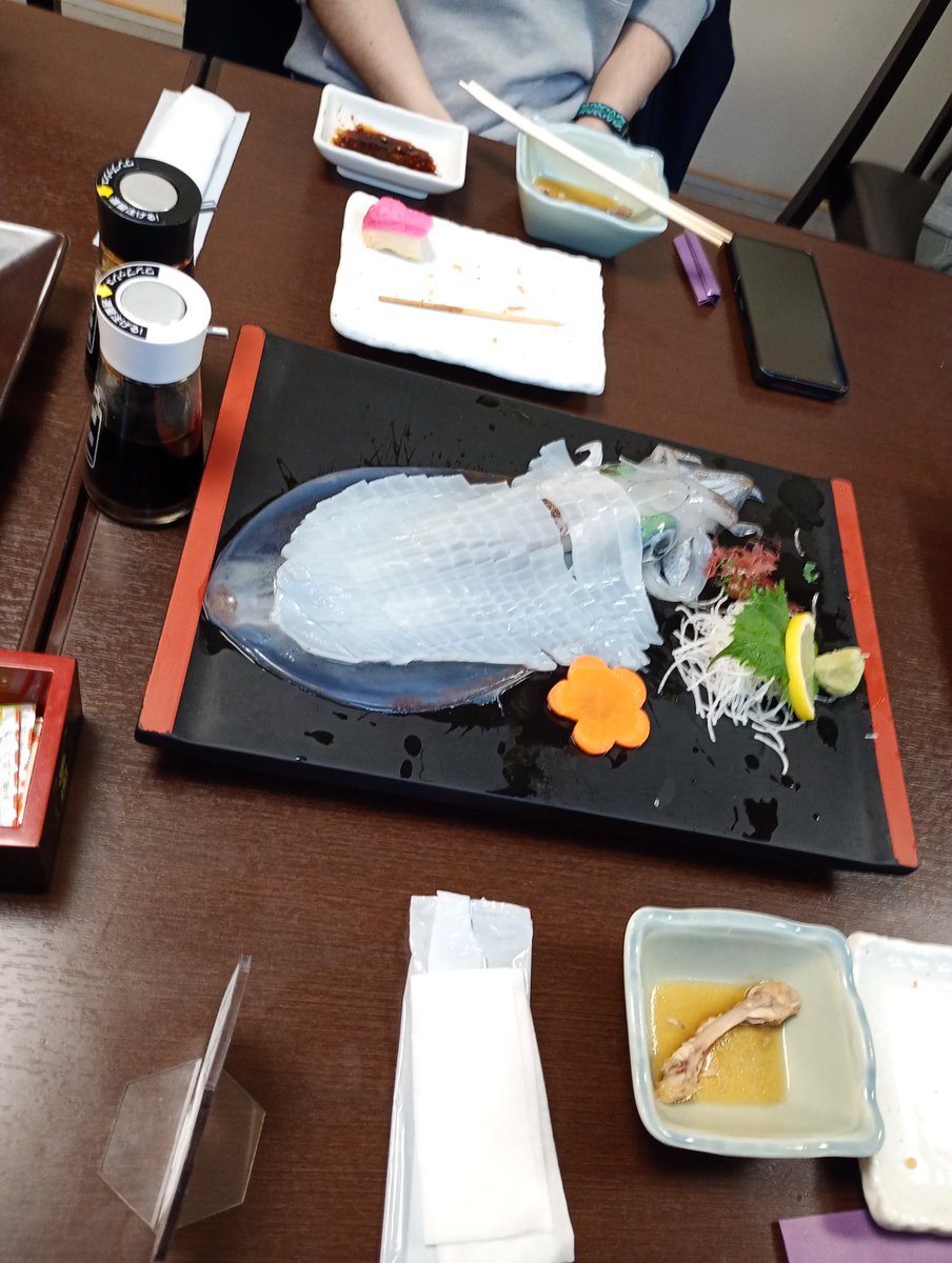 「初めはでノリで決まった打ち上げが最終的に11人集まると思って無かったので不安があ」|本日欠席(サークル垢)@フリトド酒蔵19のイラスト