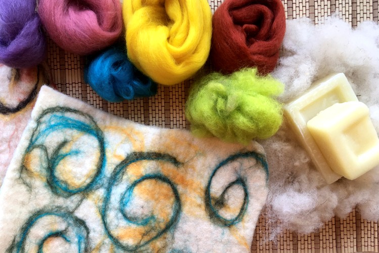 El <a href="/cdmtextil/">Museu Tèxtil de Terrassa</a> convida al Taller infantil 🧒🏻 "Teixit de feltre" amb Susana Nettleton. El museu proposa aquesta activitat familiar perquè els nens i les nenes experimentin la tècnica de l'enfeltrat amb aigua i sabó neutre. 🫧
📍Terrassa
📆 02/03
💸 Gratuït
🔗xatic.cat/index.php/ca/a…