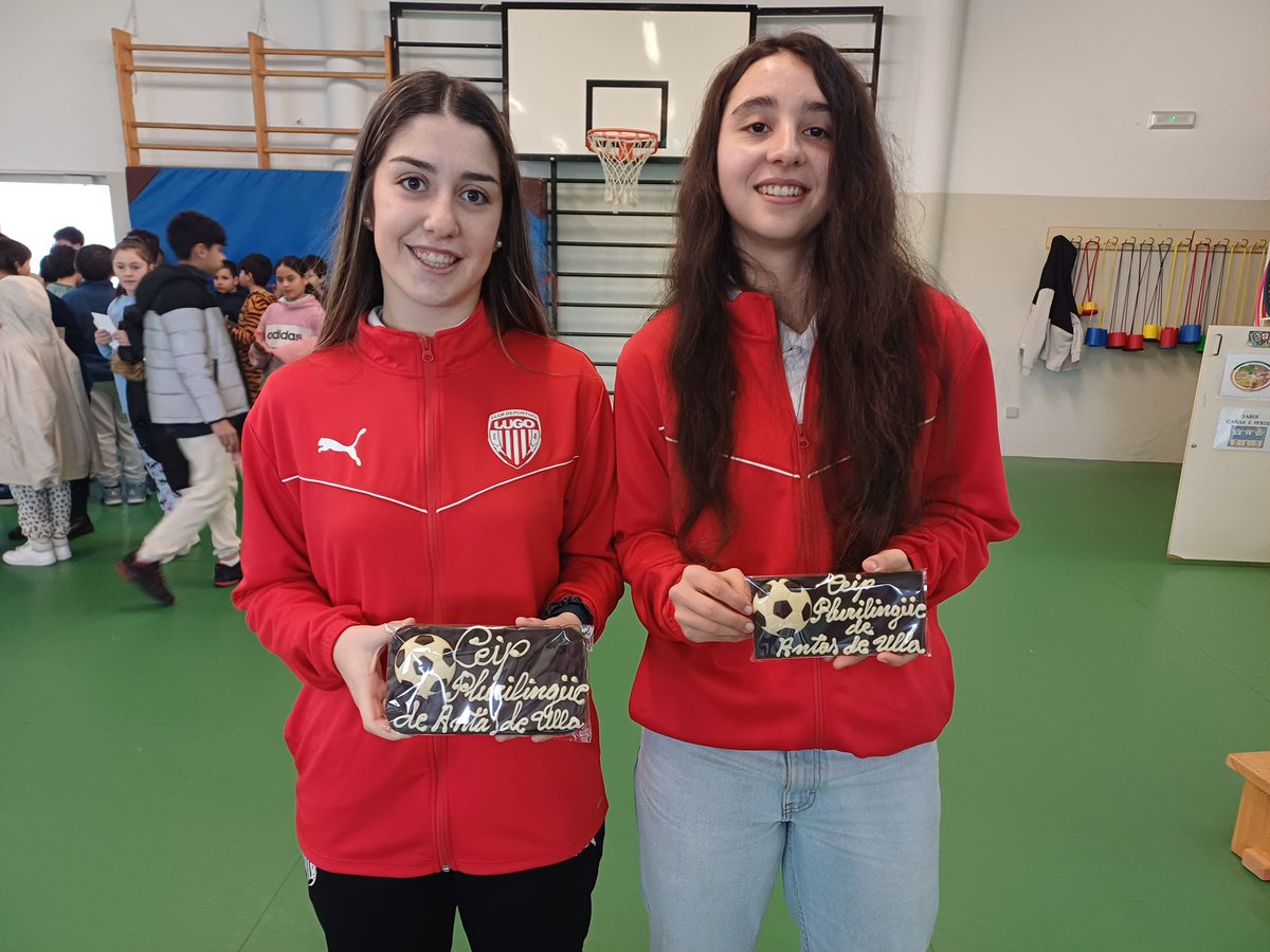 CDLugoFem's tweet photo. 🏫 As nosas xogadoras Candela Vázquez e Xiana González visitaron no día de hoxe o CEIP Plurilingüe Antas de Ulla. 

🙌 Moitas grazas pola acollida! 

#ForzaLugo https://t.co/ZVedJoEAyN