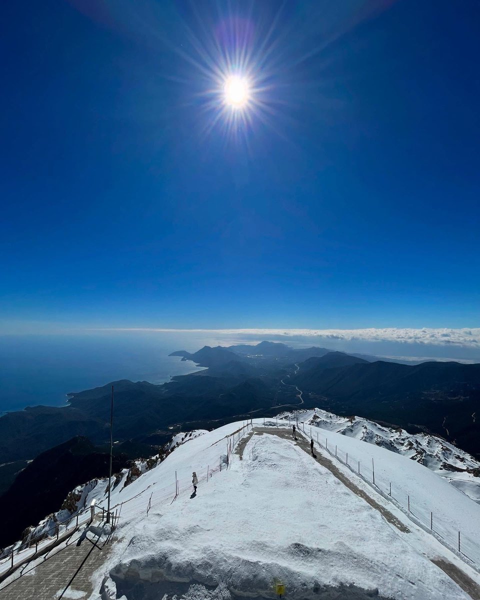 Popbangcolour's tweet photo. Just chillin’ 2365m up a snow capped mountain with TAs taking in the views of Antalya 🇹🇷
The cable car ride up mount #Tahtali was much quicker than attempting to climb it - plus it was minus 5 at the top too. 🚠 https://t.co/8XLmcXt5BK