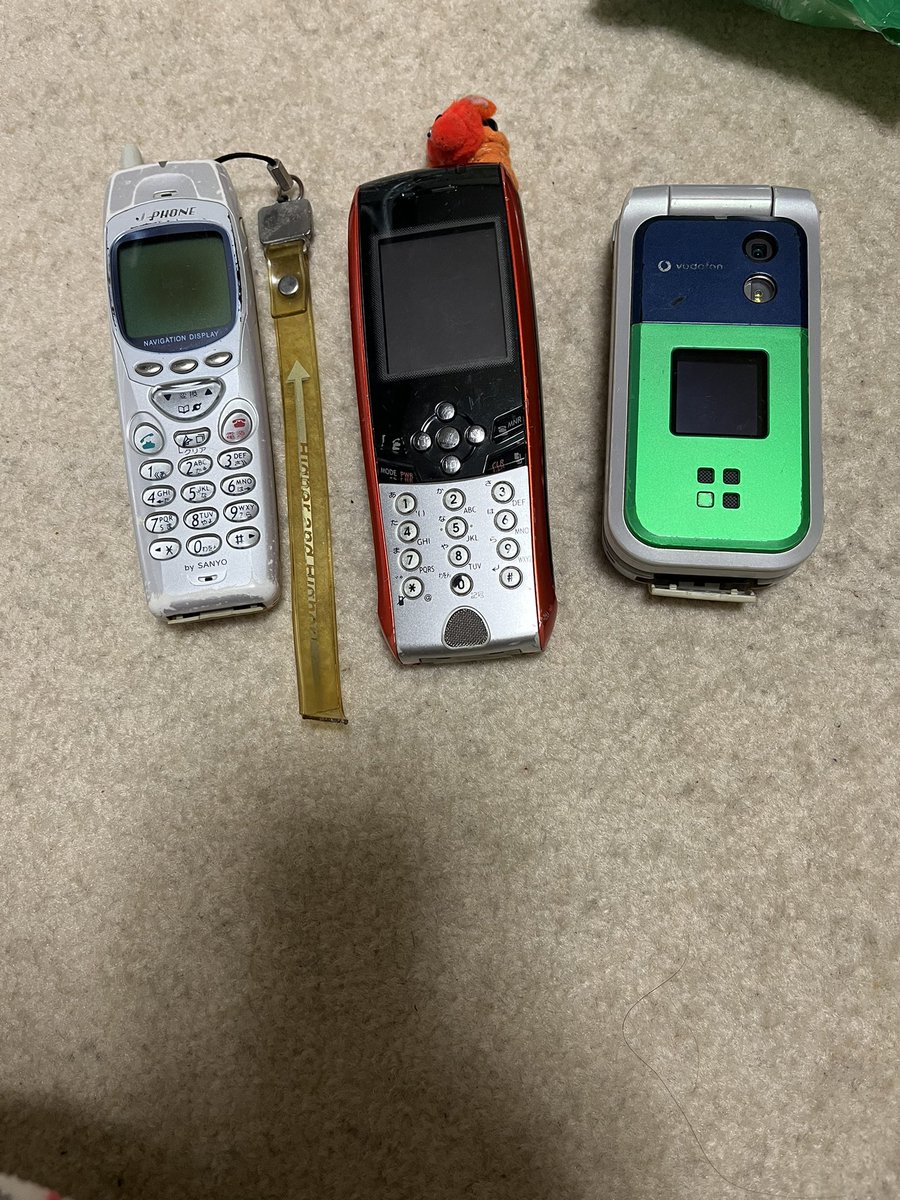歴代の携帯、充電できるのもあったけど、どれも電源入らず。電源の入れ方も忘れてるし