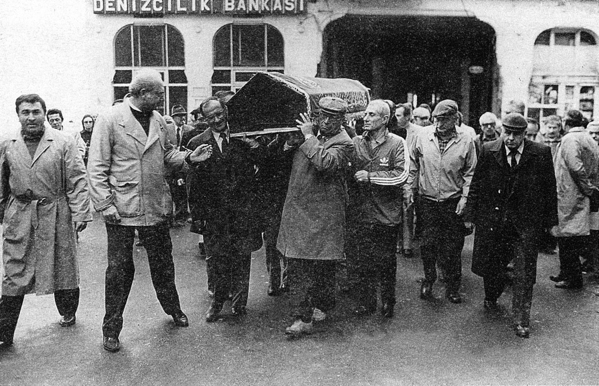 Twitter kullanıcı adının müsebbibi adamın cenazesinde tuttuğun takımın ferdi mi vardı? Doğan Avcıoğlu’nun cenazesinde Madanoğlu ile birlikte tabutu taşıyan adamın Fenerbahçe stadının önünde heykeli var. 30 maça çıkmayan adam üzerinden konuşuyorsan meclise giren efsaneni söyle.