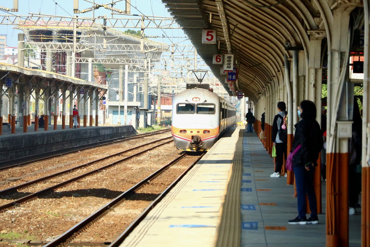 Im_youdesu's tweet photo. 2024.3.12 自強号嘉義→台南
台湾の駅弁台鉄弁当も
#台湾 https://t.co/E5KDtQBptq