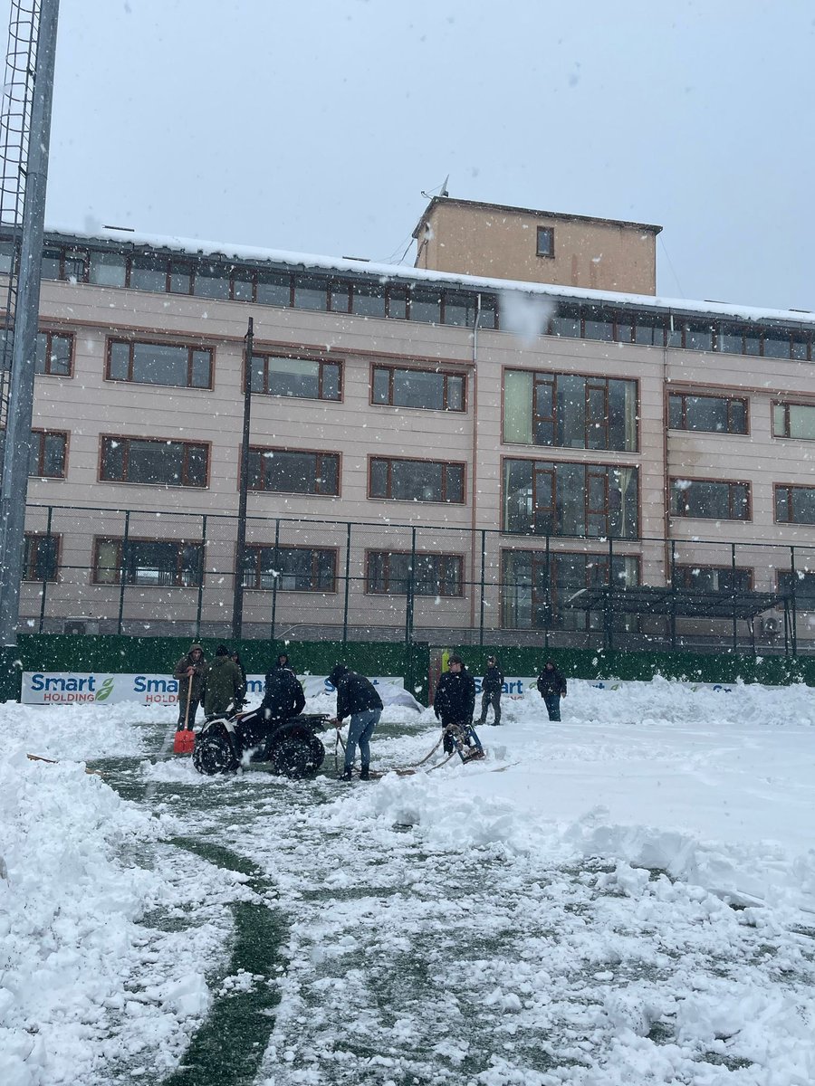 İlçemizde devam eden yoğun kar yağışı sonucuyla kapanan stadımızı yönetim ve grup üyelerimizle beraber temizlemek için kolları sıvadık. Birlikten kuvvet doğar.