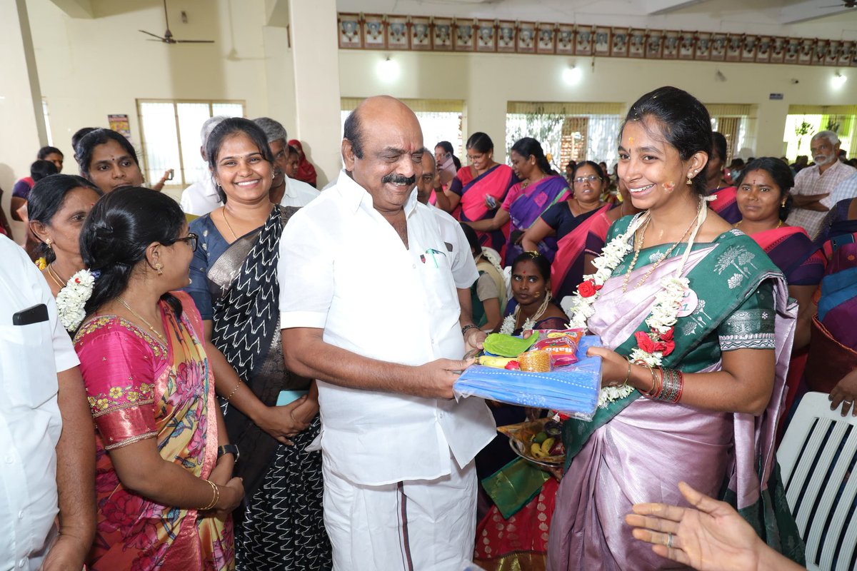 Tupkselvaraj's tweet photo. தமிழ்நாட்டு மக்களை அனுதினமும் காக்க எண்ணற்ற திட்டங்கள் தீட்டிடும் தாயுமானவர் மாண்புமிகு முதலமைச்சர் @mkstalin அவர்களின் வழிகாட்டுதல்படி,

சமூக நலன் மற்றும் மகளிர் உரிமைத்துறை சார்பில் சமுதாய வளைகாப்பு விழா #திருப்பூர் ஸ்ரீ காமாட்சி அம்மன் திருமண மண்டபத்தில் எனது தலைமையில் நடைபெற்றது.

இந்த இனிய நிகழ்வில் 200-க்கும் மேற்பட்ட கர்ப்பிணி தாய்மார்களுக்கு சீர் வரிசைகளுடன் அறுசுவை விருந்து வழங்கினேன்.

இந்நிகழ்ச்சியில், மாநகர துணை மேயர் பாலசுப்ரமணியம், பகுதி செயலாளர் மியாமி அய்யப்பன், வட்டக் கழக செயலாளர்கள் முகமது ரபீக், முகமது அலி, மாவட்ட துணை செயலாளர் நந்தினி, நிர்வாகி சங்குராஜ், குழந்தைகள் வளர்ச்சி திட்ட அலுவலர் அபராஜிதா மற்றும் ஏராளமான கர்ப்பிணி தாய்மார்களும், கழக உடன்பிறப்புகளும் கலந்து கொண்டனர்.

#சமுதாய_வளைகாப்பு_விழா
#திருப்பூர்_நலன்_காப்போம்