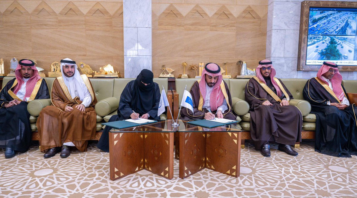 برعاية وتشريف صاحب السمو الملكي الأمير فيصل بن بندر بن عبدالعزيز، أمير منطقة الرياض والرئيس الفخري لجمعية كبار السن الأهلية ..
تم اليوم توقيع اتفاقية إنشاء “كرسي سمو الأمير فيصل بن بندر بن عبدالعزيز آل سعود للبحث العلمي لكبار السن” بين #جامعة_الملك_سعود وجمعية كبار السن الأهلية،