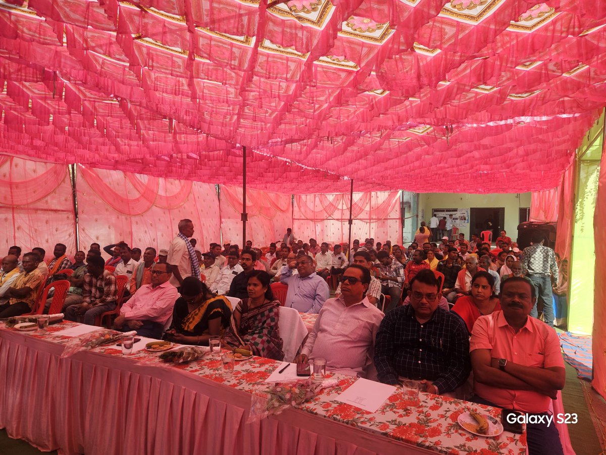 DM_Nuapada's tweet photo. ଆଜି ନୂଆପଡା ଜିଲ୍ଲା ମୁଖ୍ୟ କୃଷି ଅଧିକାରୀଙ୍କ କାର୍ଯ୍ୟାଳୟ ପ୍ରାଙ୍ଗଣରେ ପ୍ରଧାନମନ୍ତ୍ରୀ କିସାନ୍ ସମ୍ମାନ ସମାରୋହର ସିଧାପ୍ରସାରଣ ଉପଲକ୍ଷେ ଏକ ସଭା ଅନୁଷ୍ଠିତ ହୋଇଥିଲା l ଆଜି ମାନ୍ୟବର ପ୍ରଧାନମନ୍ତ୍ରୀଙ୍କ ଦ୍ଵାରା ପ୍ରଧାନମନ୍ତ୍ରୀ କିସାନ ସମ୍ମାନ ନିଧି ର ୧୯ ତମ କିସ୍ତି ଚାଷୀ ଭାଇ ଓ ଭଉଣୀ ମାନଙ୍କୁ ଡି.ବି.ଟି ମାଧ୍ୟମରେ ଦିଆଯାଇଅଛି । https://t.co/x9USC5C3o2