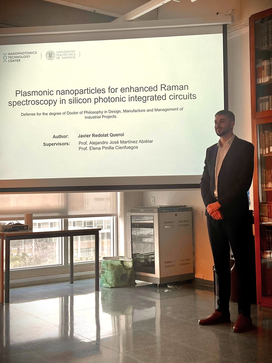 👨‍🎓 Para el <a href="/upvntc/">NANOPHOTONICS TECHNOLOGY CENTER - NTC</a> ha sido un orgullo presenciar la defensa de tesis doctoral de nuestro compañero Javier Redolat. 
Titulada 'Plasmonic nanoparticles for enhanced Raman spectroscopy in silicon photonic integrated circuits', defendió su tesis el pasado viernes con honores.
