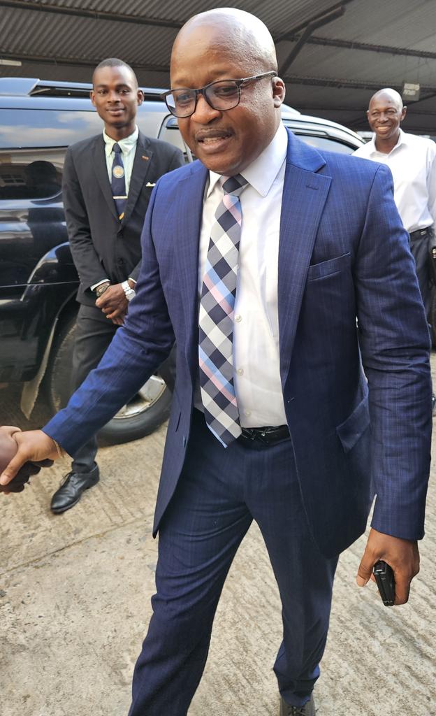 JudiciaryofSL's tweet image. 🇸🇱#Chief Justice, Hon. Justice Komba Kamanda has made an unannounced visit to the Pademba Road Magistrates' Courts today to monitor the commitment of Magistrates and support staff to duty. 
He said the monitoring will continue to achieve his vision of bringing justice to all.