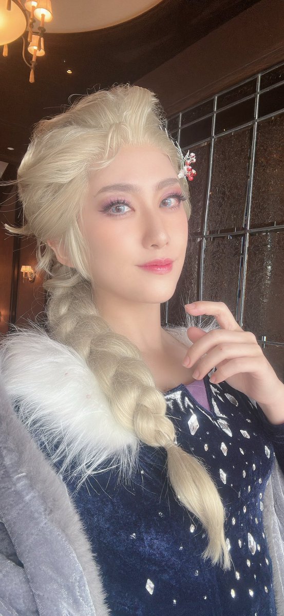 RayMSwolf's tweet image. エルサの仮装載せてない😡って言われたからのせておきます、反転しちゃってるけどお許し😭