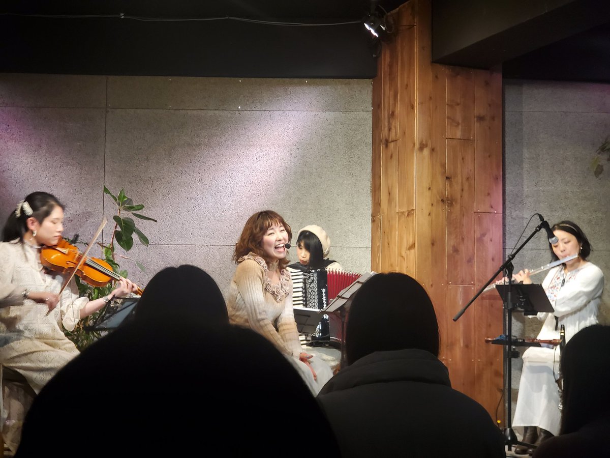 miracle7vlngirl's tweet image. #妖精からの贈り物 夜の部お邪魔しました💝藤野さん入りの北欧妖精ライブ⁉️めっちゃ行きたい😳と楽しみにしてましたが、セトリも素敵だし、レア曲ありだし朗読在りかなり重量たっぷりめな素晴らしいライブでした🤣
憧れの👀〰️💕ってなってたゆかねえ新鮮💖また絶対やってほしいです🥺
#いとまきまき